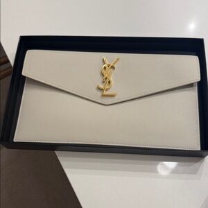 UPTOWN POUCH IN GRAIN DE POUDRE LEATHER